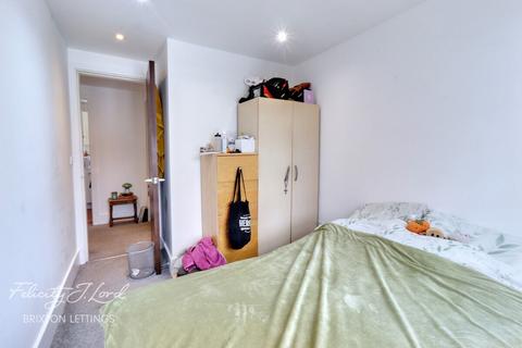 3 bedroom flat to rent, Morrish Road, London