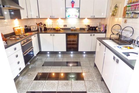 4 bedroom end of terrace house for sale - Chetwyn Avenue, Royton, Oldham, Greater Manchester, OL2