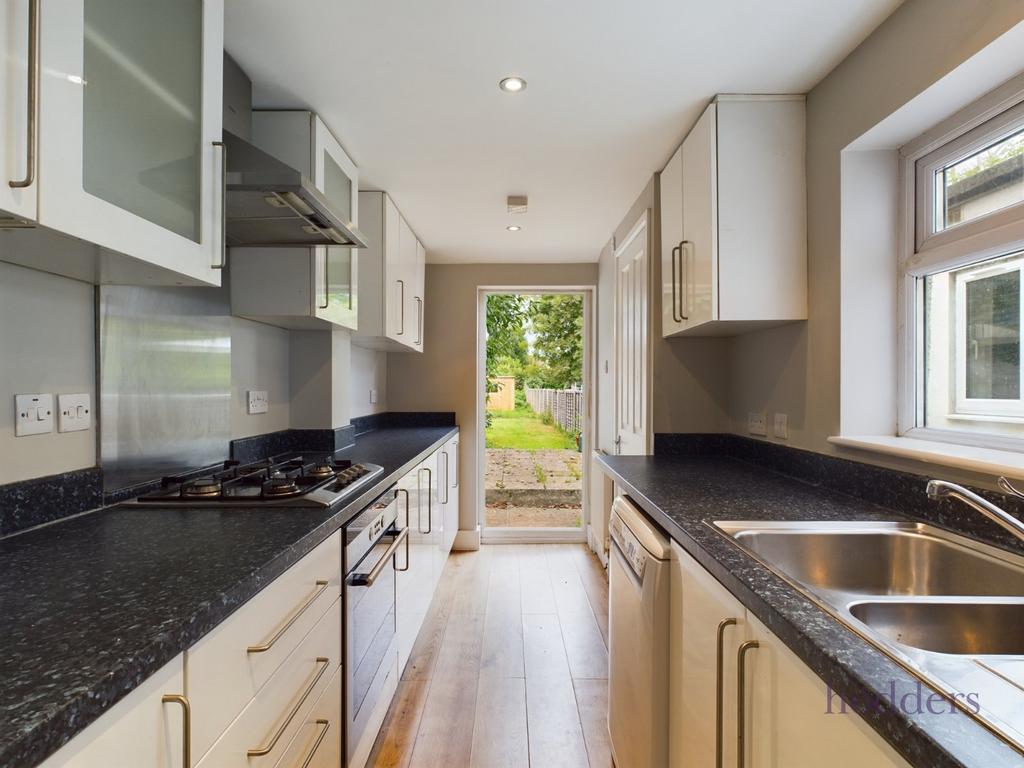 Grove Road, Chertsey, Surrey, KT16 2 bed terraced house to rent £