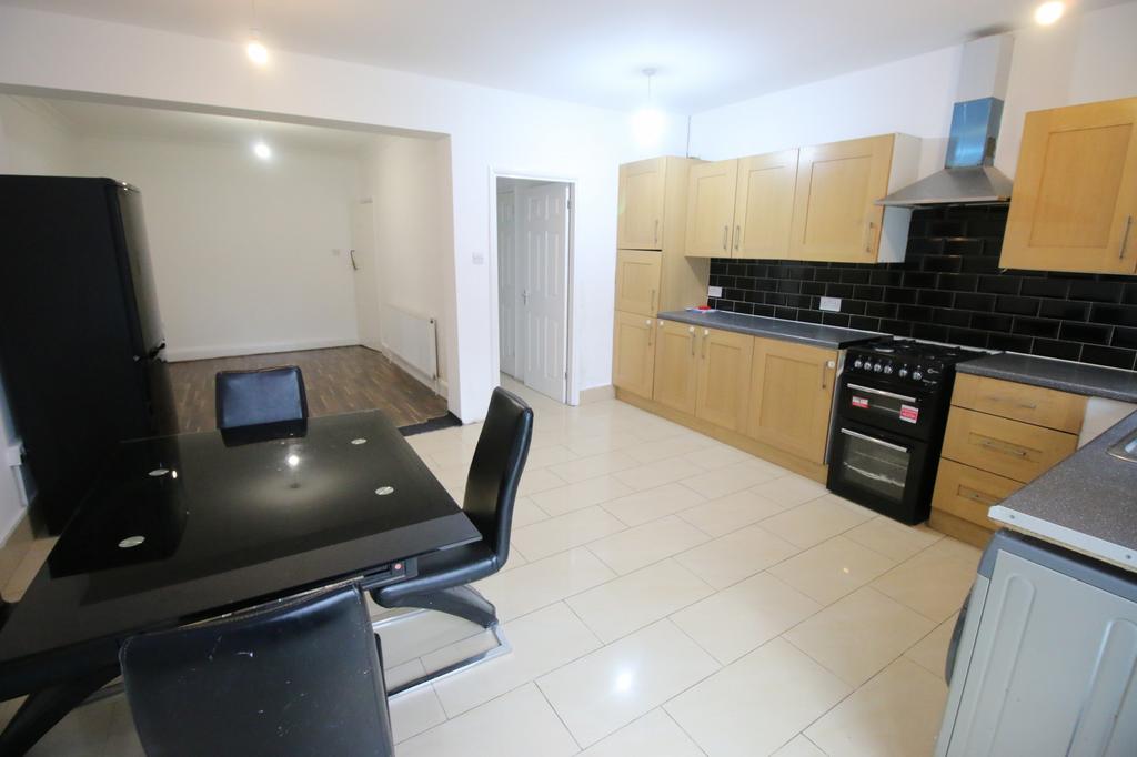 House in HOUNSLOW - View 3