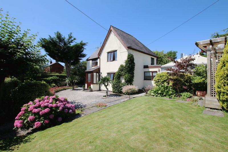 Hall Carr Lane, Longton 2 bed detached house £245,000