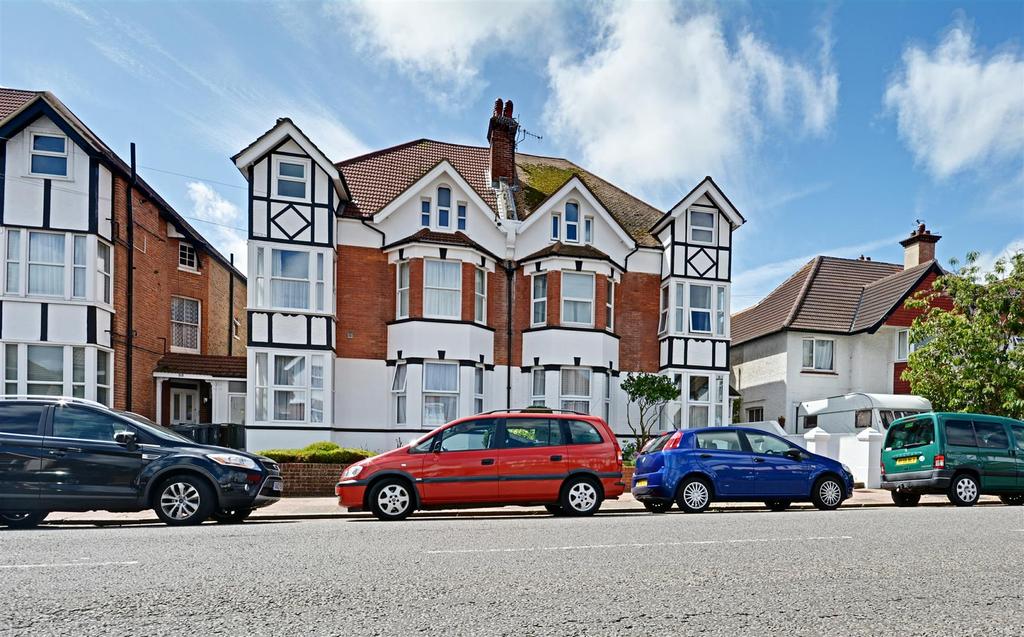 Wickham Avenue, BexhillOnSea 2 bed flat £215,000