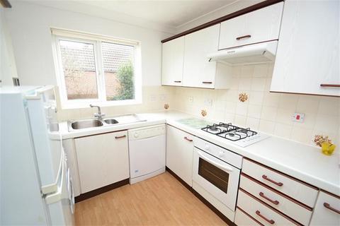 3 bedroom detached house to rent, Broadstone