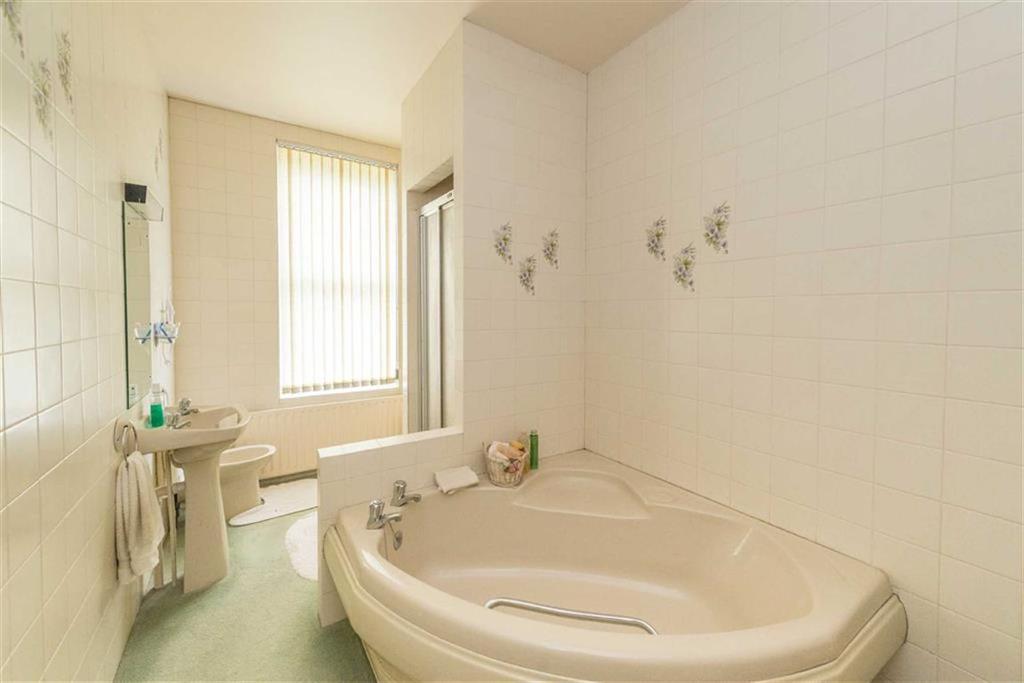 Norwood Road, Norwood, Sheffield, S5 6 bed detached house £399,950