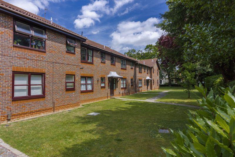 Bulkington Avenue, Worthing 2 bed apartment £190,000