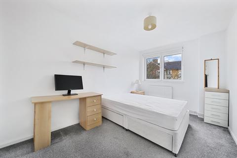 3 bedroom flat to rent, Plough Way, London