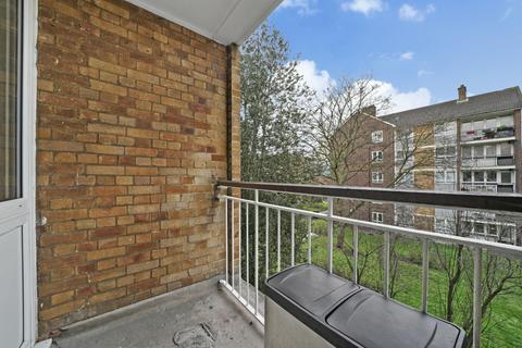 3 bedroom flat to rent, Plough Way, London