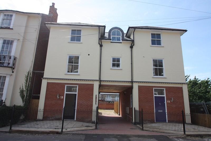 Saville Street, Walton On The Naze 3 bed townhouse £950 pcm (£219 pw)