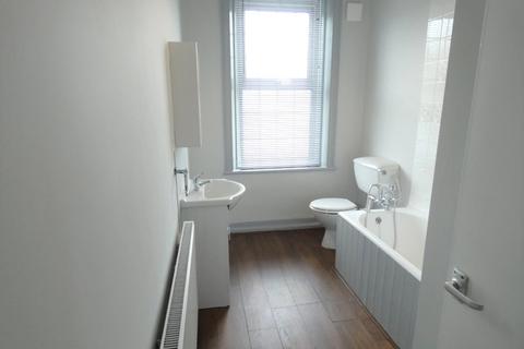 2 bedroom terraced house to rent, Holme Street, Liversedge, WF15