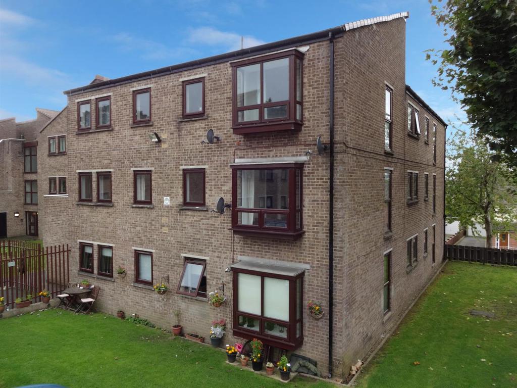 Banksfield Avenue, Yeadon, Leeds 2 bed apartment £525 pcm (£121 pw)