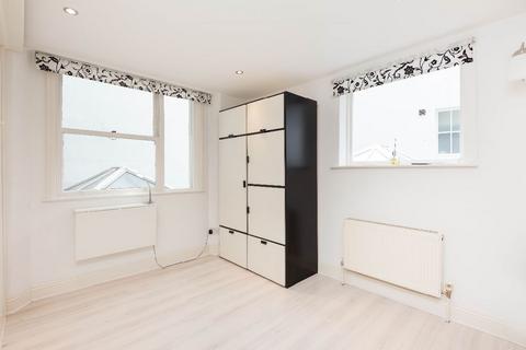 Studio to rent, Queens Gate, SW7