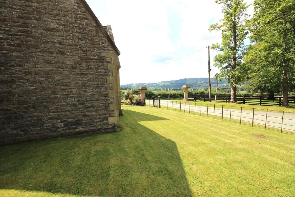 Leighton, Welshpool 4 bed detached house £300,000