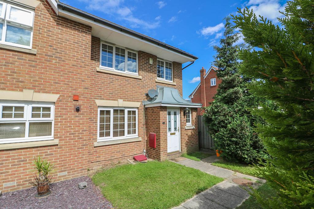 Burns Close, Billericay CM11 3 bed end of terrace house £1,300 pcm (£