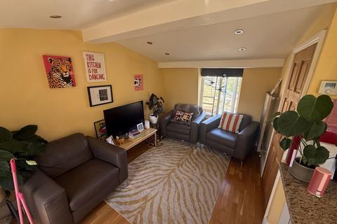 3 bedroom apartment to rent, Caledonian Road, London