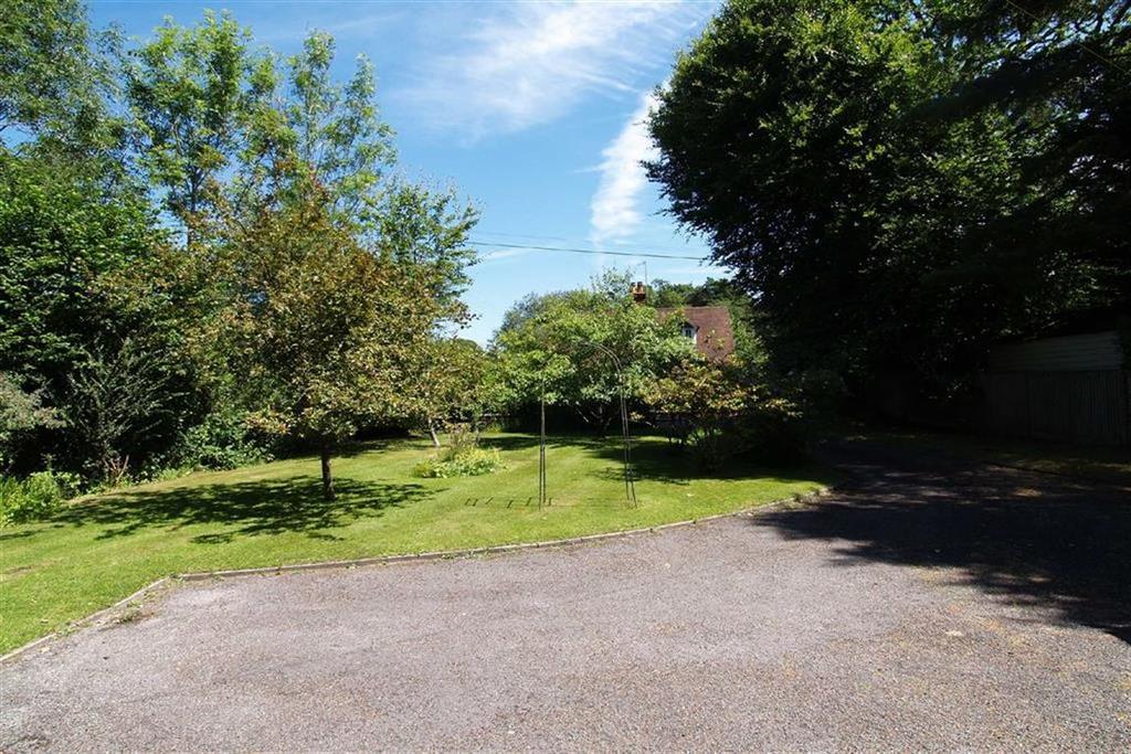 Hammer Lane, Haslemere, Surrey, GU27 3 bed detached house £625,000