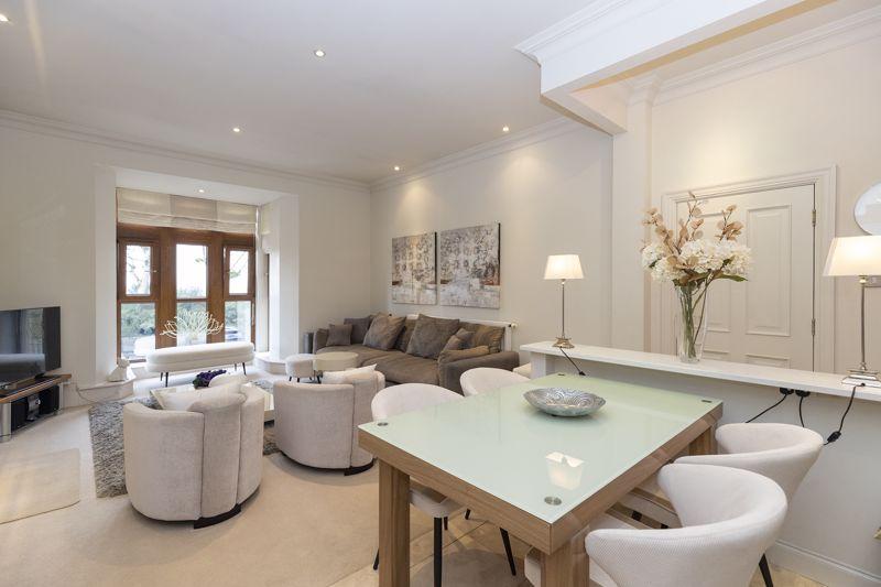 Living Room /...