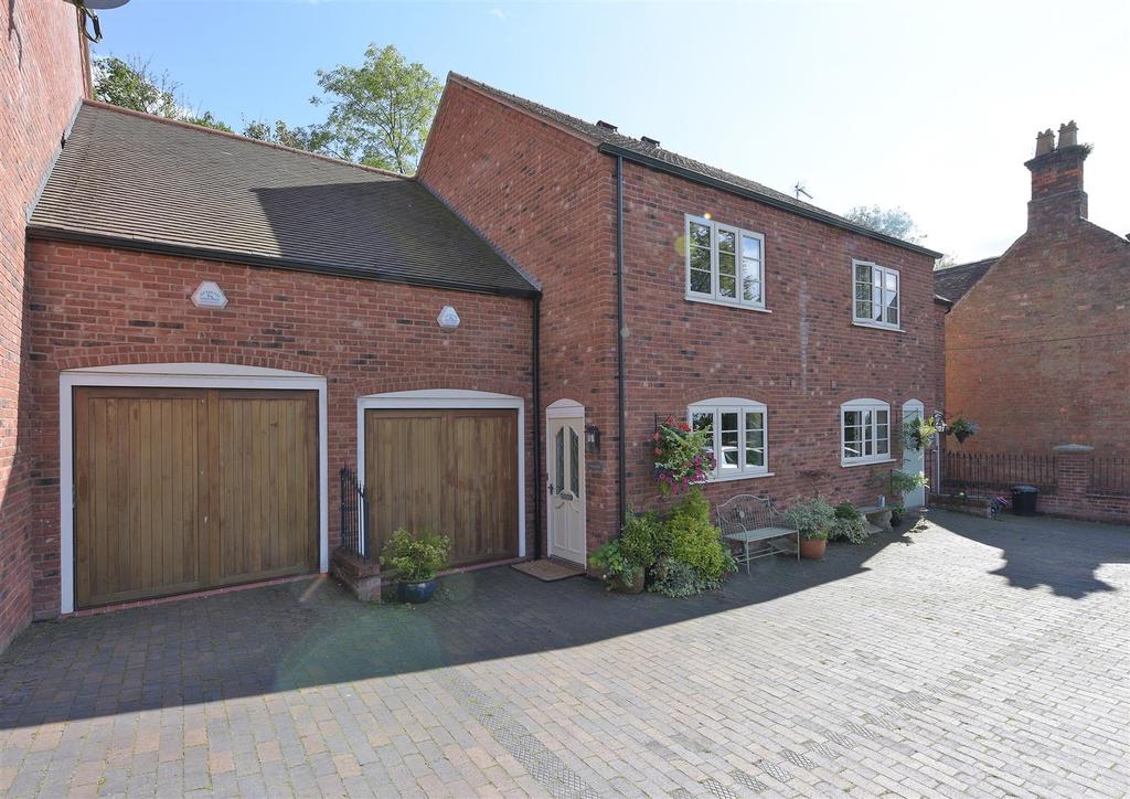 Adams Hill, Clent, Stourbridge 3 bed mews £345,000
