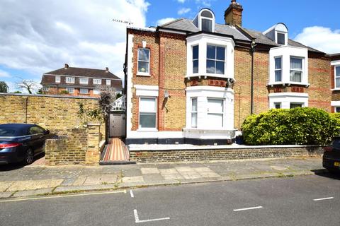 Studio to rent, Burlington Gardens, Chiswick