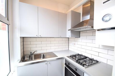 Studio to rent, Burlington Gardens, Chiswick