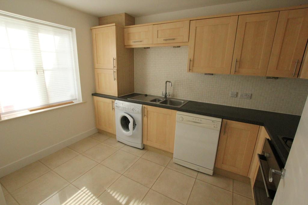 Knebworth Gate, Stevenage 2 bed semidetached house £1,295 pcm (£299 pw)