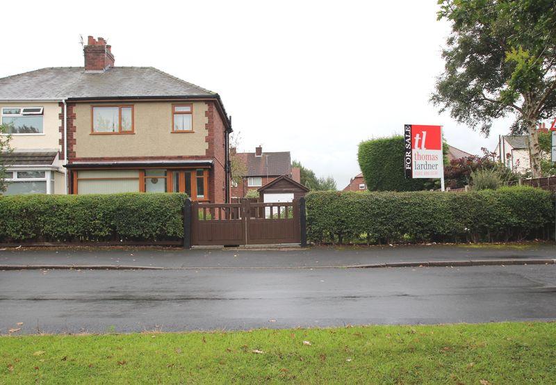 Woodlands Avenue, Woodley 3 bed semidetached house £189,950