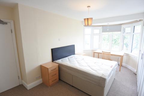 1 bedroom in a house share to rent, Southfields, London NW4