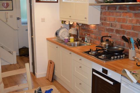 3 bedroom flat to rent, Carnoustie Drive, London
