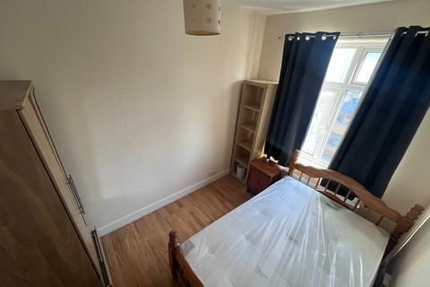 3 bedroom flat to rent, Caledonian Road, London