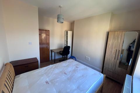 3 bedroom flat to rent, Caledonian Road, London