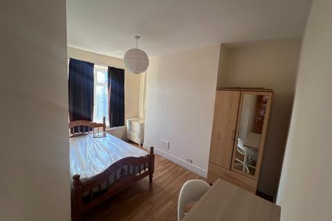 3 bedroom flat to rent, Caledonian Road, London