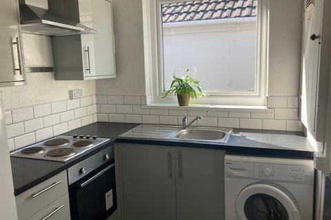 2 bedroom flat to rent, Top Floor Flat   4 Pantygwydr Road Uplands Swansea