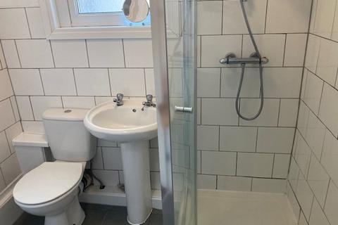 2 bedroom flat to rent, Top Floor Flat   4 Pantygwydr Road Uplands Swansea