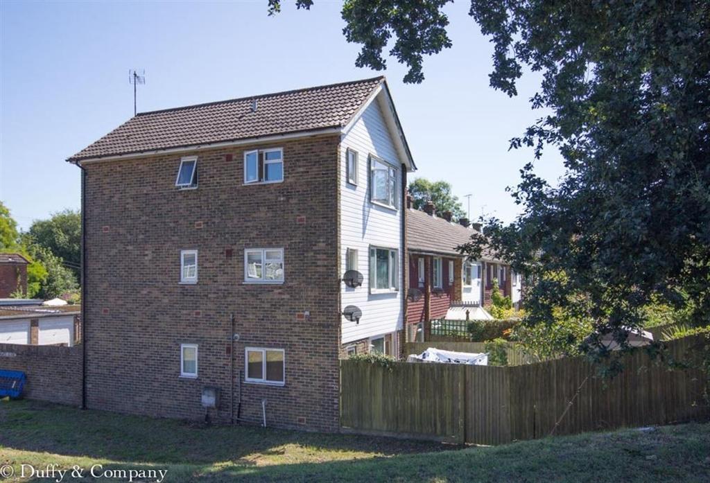 Hatchgate Close, Cuckfield 1 bed flat £650 pcm (£150 pw)