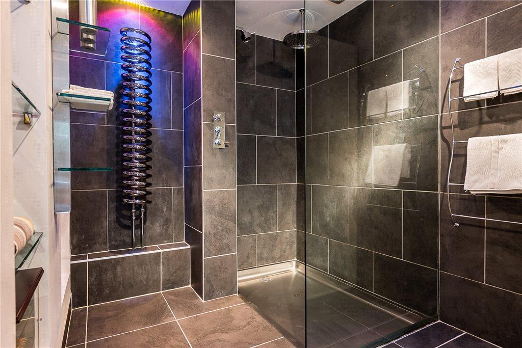 Image 10 of 16: Luxury Shower