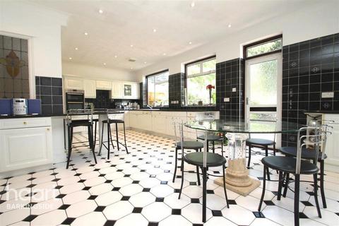 5 bedroom semi-detached house to rent, Longwood Gardens, Ilford