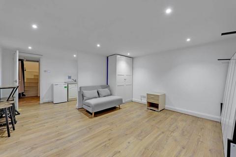 Studio to rent, Tower Bridge Road, Borough, SE1 4TL