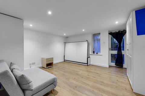 Studio to rent, Tower Bridge Road, Borough, SE1 4TL