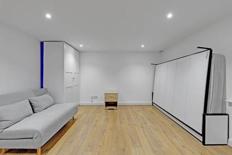 Studio to rent, Tower Bridge Road, Borough, SE1 4TL