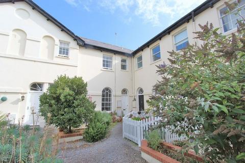 1 bedroom apartment to rent, Well presented 1 bedroom ground floor flat situated in gated residence with communal garden. Great location having...