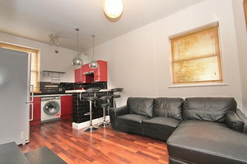 1 bedroom apartment to rent, Well presented 1 bedroom ground floor flat situated in gated residence with communal garden. Great location having...