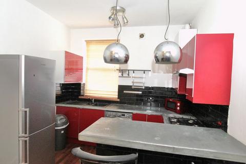 1 bedroom apartment to rent, Well presented 1 bedroom ground floor flat situated in gated residence with communal garden. Great location having...