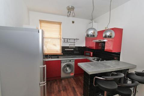 1 bedroom apartment to rent, Well presented 1 bedroom ground floor flat situated in gated residence with communal garden. Great location having...