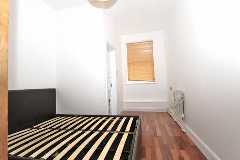 1 bedroom apartment to rent, Well presented 1 bedroom ground floor flat situated in gated residence with communal garden. Great location having...