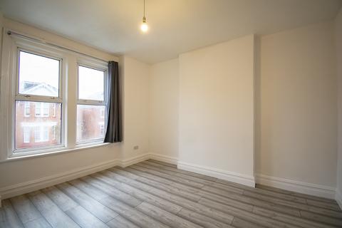 2 bedroom flat to rent, Alma Road, Winton