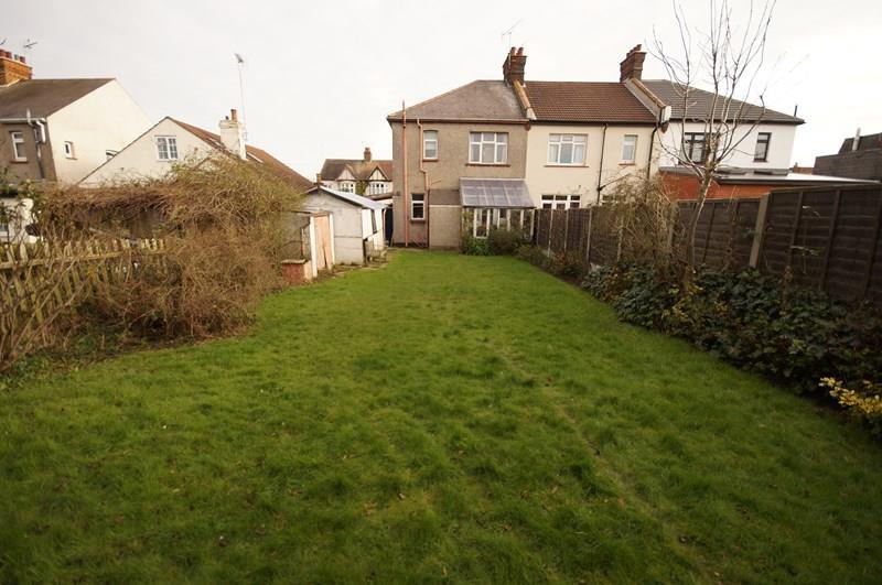 Elmsleigh Drive, LeighOnSea 3 bed end of terrace house £325,000