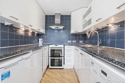 3 bedroom flat to rent, Marloes Road, Kensington, London