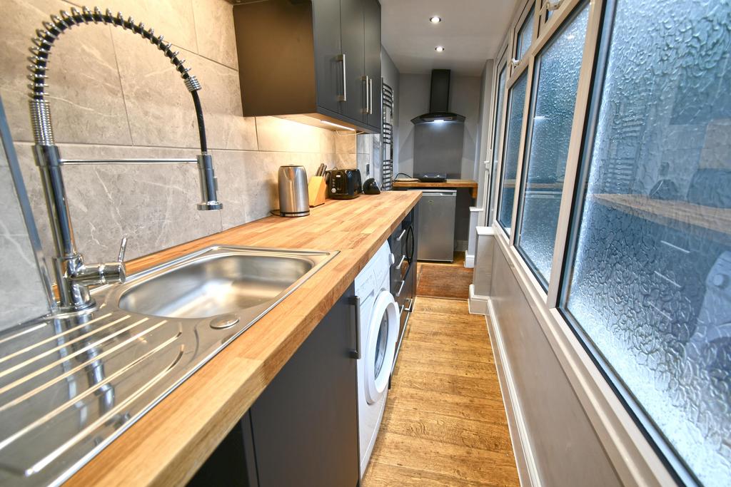Buttondene Crescent, Broxbourne EN10 1 bed flat £900 pcm (£208 pw)