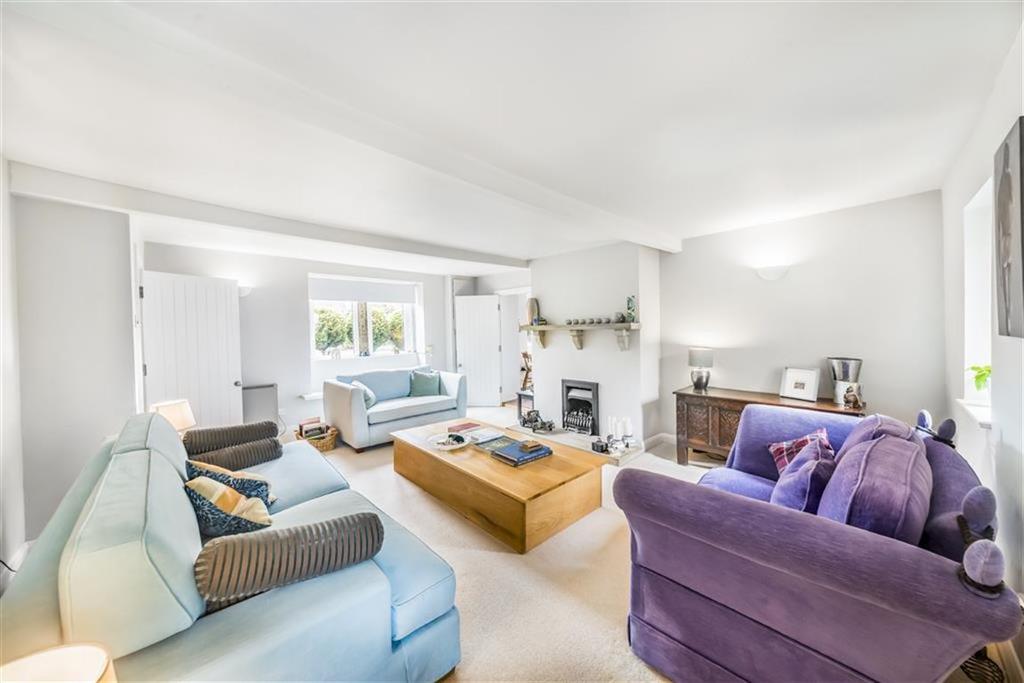 Far Bank, Shelley, Huddersfield, HD8 3 bed detached house £400,000