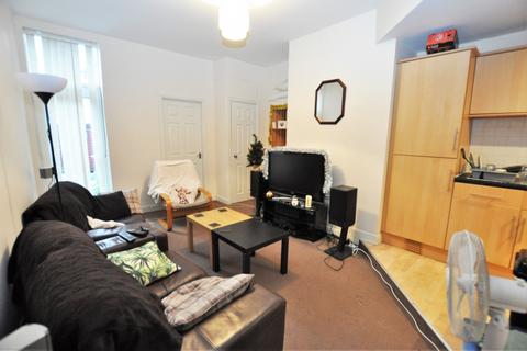 3 bedroom flat to rent, Starbeck Avenue, Newcastle Upon Tyne