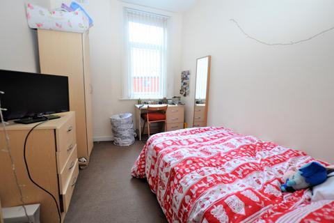 3 bedroom flat to rent, Starbeck Avenue, Newcastle Upon Tyne